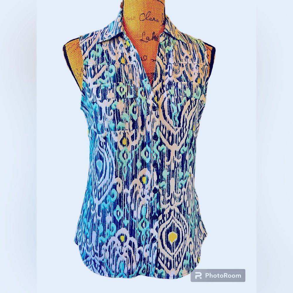 New York & Company Small Polyester Collared Button Down Sleeveless Top